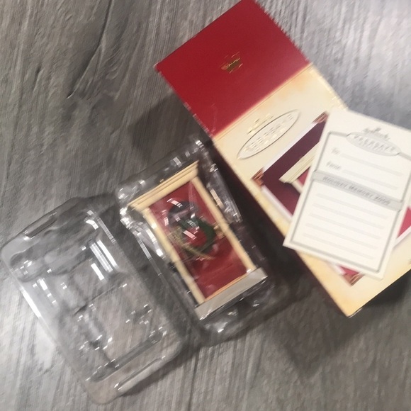 Hallmark NIB “New Home 2005” Collectors Series Ornament - Picture 8 of 9